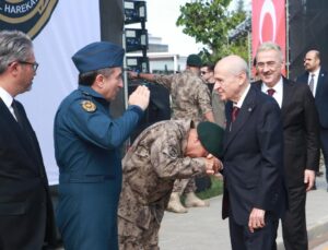 MHP’den Özgür Özel’in el öpme eleştirilerine yanıt gecikmedi!