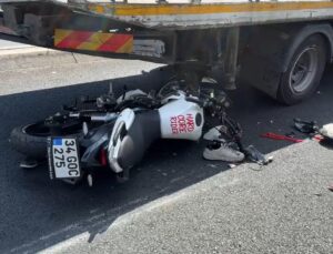Motosiklet çekiciye çarptı; baba ile oğlu öldü