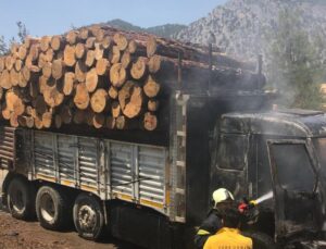 Orman deposundaki tomruk yüklü kamyonda çıkan yangın söndürüldü