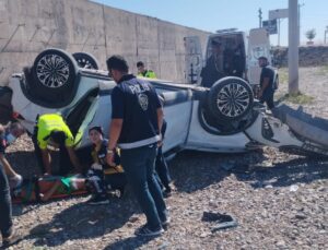 Otomobil 3 metre yüksekten düştü: 1’i ağır, 5 yaralı