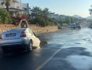 Otomobili yolda oluşan çukura düştü