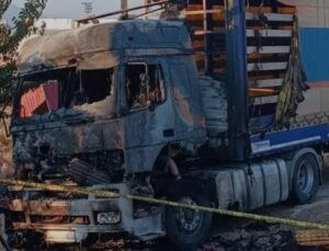 Park halindeki 2 TIR yanarak kullanılamaz hale geldi