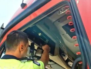 Polisin dikkatinden kaçmadı: Yabancı plakalı tıra kumanda ile çalışan düzenek kurmuşlar!