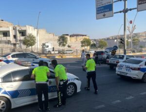 Refüje çarpan cipteki 6 kişi yaralandı!