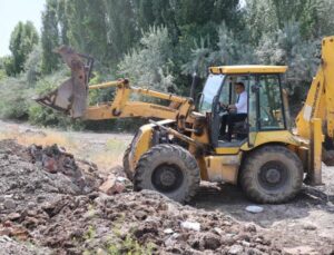 Rekor oyla seçildi, iş makinesi kullanmaya başladı