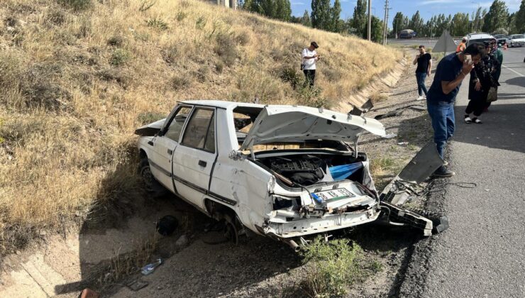 Sivas’ta otomobil şarampole devrildi