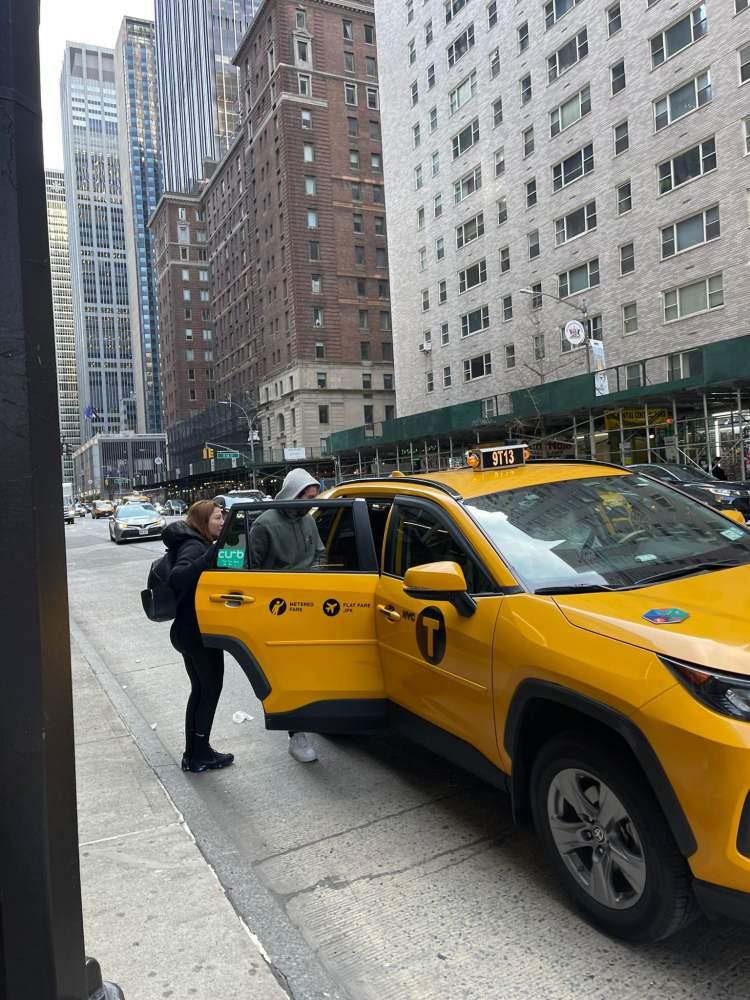 <p>SAÇLARININ RENGİNİ DEĞİŞTİRDİ</p><p> </p><p>İkilinin yargılandığı duruşmaya ilişkin detaylar gelmeye başladı. </p><p> </p><p>Boston’daki John Joseph Moakley Adliyesi'nde Türkiye’ye iadesinin görüşüldüğü duruşmaya Tok, turuncu tutuklu kıyafeti ile getirildi. Ayrıca anne Tok'un saçlarının renginin sarıya döndürülüğü görüldü.</p><p> </p><p>Tok’un avukatı Brendan Kelly, davanın düşmesi ve Tok’un tutuksuz yargılanmasını talep etti.</p>