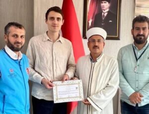Tarihi Ulu Camii’den etkilenen Alman turist Müslüman oldu