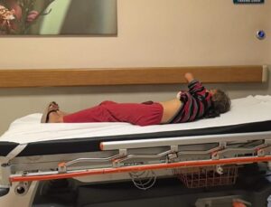 Tarlada oynarken düşen çocuğun göğsüne bıçak saplandı
