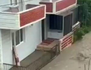 Trabzon’da şiddetli yağış nedeniyle caddeler göle döndü!