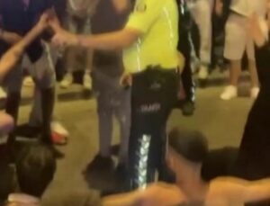 Trafik polisi vatandaşın galibiyet coşkusuna üçlü çektirerek ortak oldu