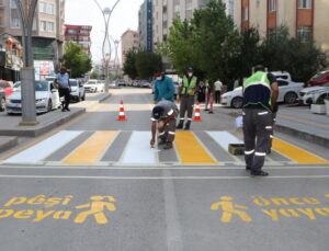 Van’da trafik düzenlemesi: Türkçe ve Kürtçe yazdılar