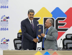Venezuela'da devlet başkanı seçimini kazanan Maduro mazbatasını aldı | Dış Haberler
