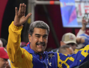 Venezuela'da "hileli seçim" tartışması! Maduro mazbatasını aldı, protestolar başladı | Dış Haberler