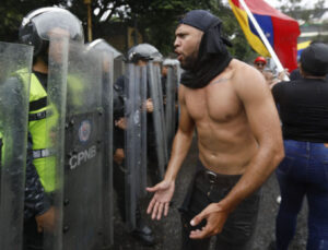 Venezuela'da seçimlerde hile iddiası: Muhalifler polisle çatıştı | Dış Haberler