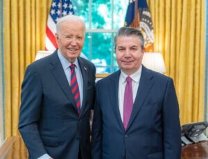 Washington Büyükelçisi Sedat Önal ABD Başkanı Biden'a güven mektubunu sundu | Dış Haberler
