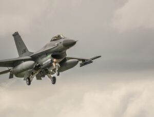 WSJ: ABD, Ukrayna'ya gönderilecek F-16'ları gelişmiş silah sistemleriyle donatacak | Dış Haberler