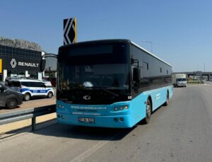 Antalya’da bir yolcu halk otobüsünün anahtarını alıp kaçtı
