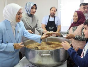 Bakan Göktaş, Alevi vatandaşlarla bir araya geldi, aşure dağıttı