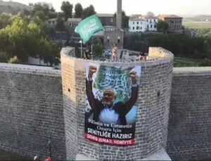 Diyarbakır’da tarihi surlara, İsmail Haniye’nin posteri asıldı