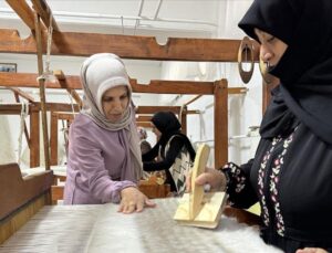 Erkek işi olarak bilinen Siirt battaniyesi üretimine kadın eli değdi