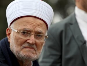 İsrail, gözaltına aldığı Mescid-i Aksa İmam Hatibi İkrime Sabri'yi serbest bıraktı | Dış Haberler
