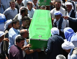 Kazada ölen 5 çocuk yan yana defnedildİ