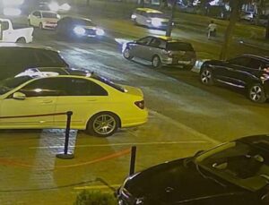 Köpeklerden kaçan genç kadın otomobilin altında kalmaktan son anda kurtuldu