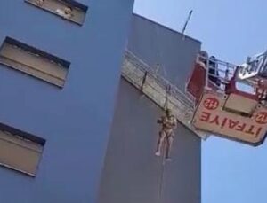 Mersin’de halatı kopan işçi iskelede asılı kaldı!